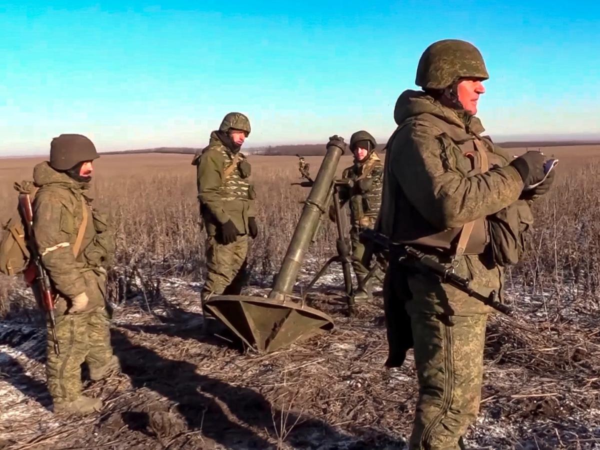 Окружить российскую армию невозможно, поэтому нужно продвигаться «прямо в середину», говорит американский ветеран, тренирующий украинские силы.