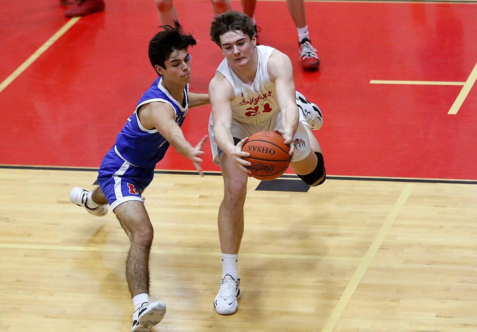 Crestview High School's Owen Barker (21) tries to grab a loose ball against Mapleton High School's Scotty Hickey (21) during high school boys basketball action Friday, Jan. 7, 2022 Crestview High School. TOM E. PUSKAR/TIMES-GAZETTE.COM