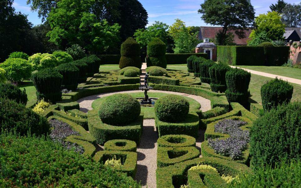 Clipped yew and box hedges in Bridge End Garden in Saffron Walden, Essex - alamy