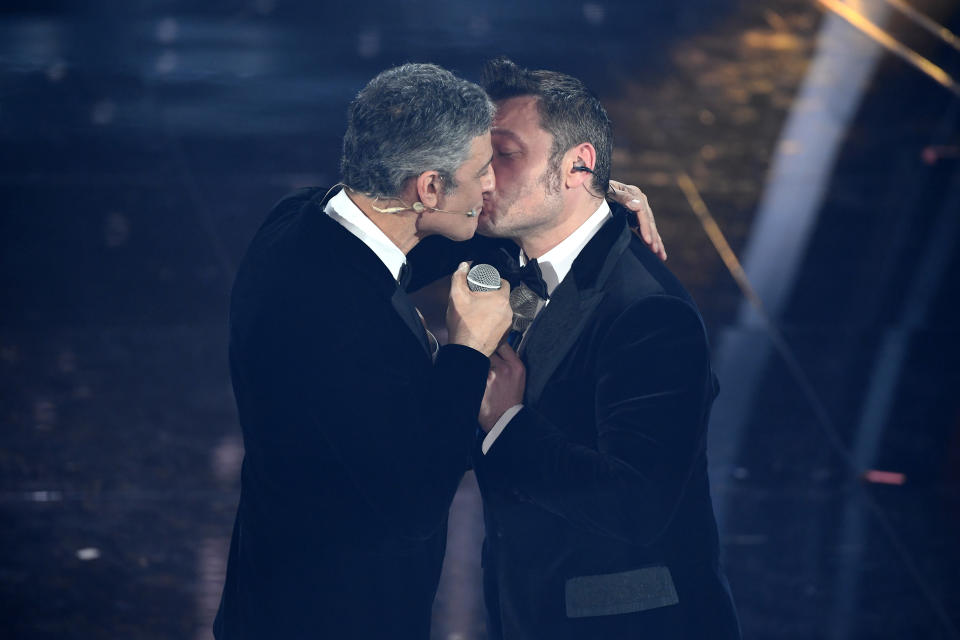 Il bacio tra Fiorello e Tiziano Ferro (Photo by Daniele Venturelli/Daniele Venturelli/Getty Images )