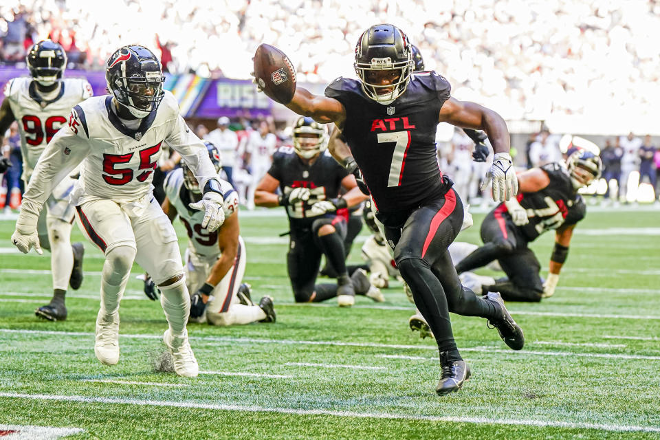 Atlanta Falcons running back Bijan Robinson (7) runs for a touchdown. Mandatory Credit: Dale Zanine-USA TODAY Sports