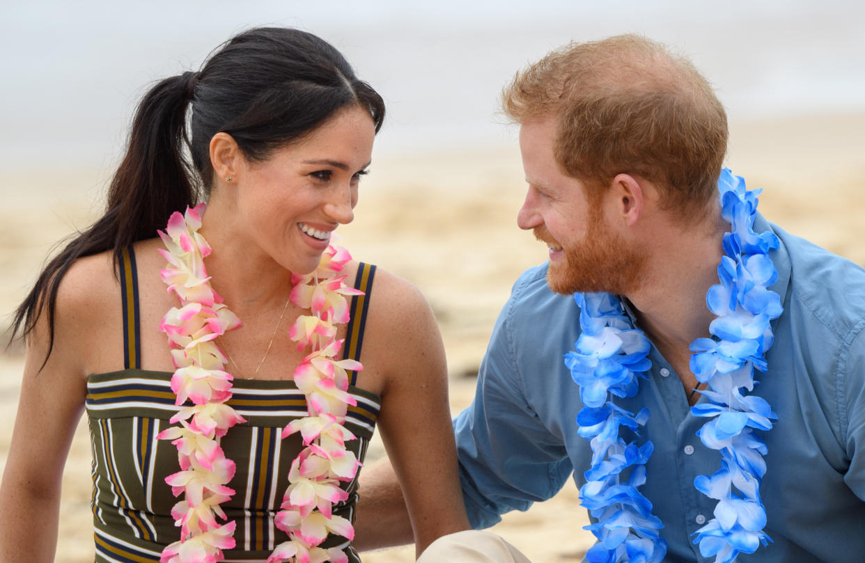 SYDNEY, AUSTRALIA - OCTOBER 19:  (NO UK SALES FOR 28 DAYS) Prince Harry, Duke of Sussex and Meghan, Duchess of Sussex visit Bondi beach on October 19, 2018 in Sydney, Australia. The Duke and Duchess of Sussex are on their official 16-day Autumn tour visiting cities in Australia, Fiji, Tonga and New Zealand.  (Photo by Pool/Samir Hussein/WireImage)