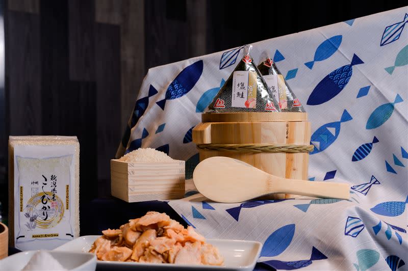 OKmart分析消費需求，推出「全世界都喜歡的飯糰」-東京最古老飯糰店-おにぎり淺草宿六，結合日本職人與OKmart熱忱，一起做便利商店最好的三角飯糰。（圖／超商業者提供）