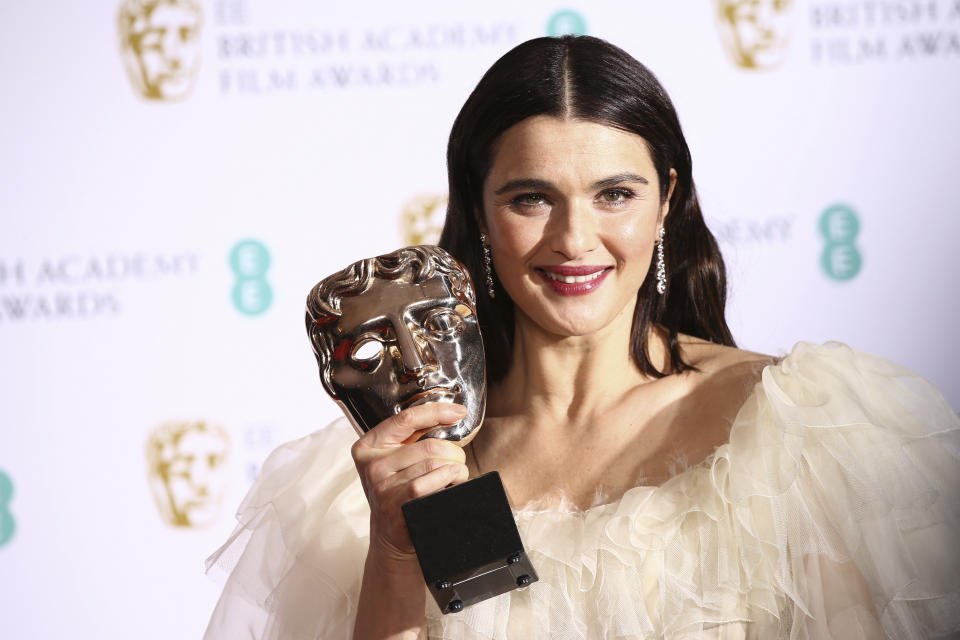 La actriz Rachel Weisz posa tras ganar el Premio BAFTA a la mejor actriz de reparto por su trabajo en "The Favourite", el domingo 10 de febrero del 2019 en Londres. (Foto por Joel C Ryan/Invision/AP)