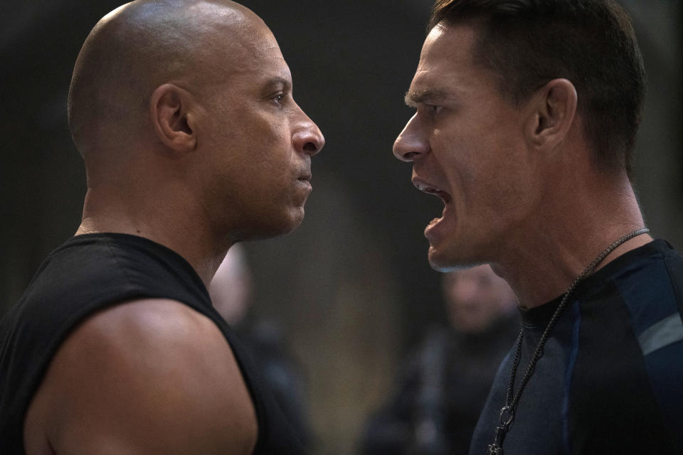 Vin Diesel, izquierda, y John Cena en una escena de "F9" en una imagen proporcionada por Universal Pictures. Universal Pictures anunció que la nueva película de la serie "Fast and Furious" titulada "F9" no será estrenada en 2020 por el brote de coronavirus, se aplazará hasta 2021. (Giles Keyte/Universal Pictures via AP)