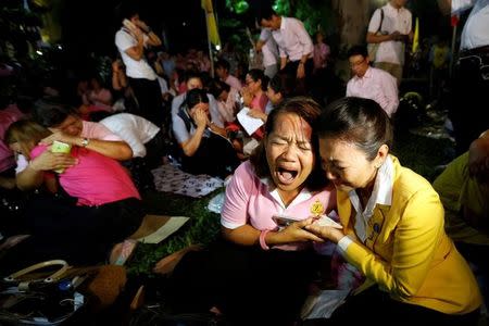 People weep after an announcement that Thailand's King Bhumibol Adulyadej has died, at the Siriraj hospital in Bangkok, Thailand, October 13, 2016. REUTERS/Chaiwat Subprasom