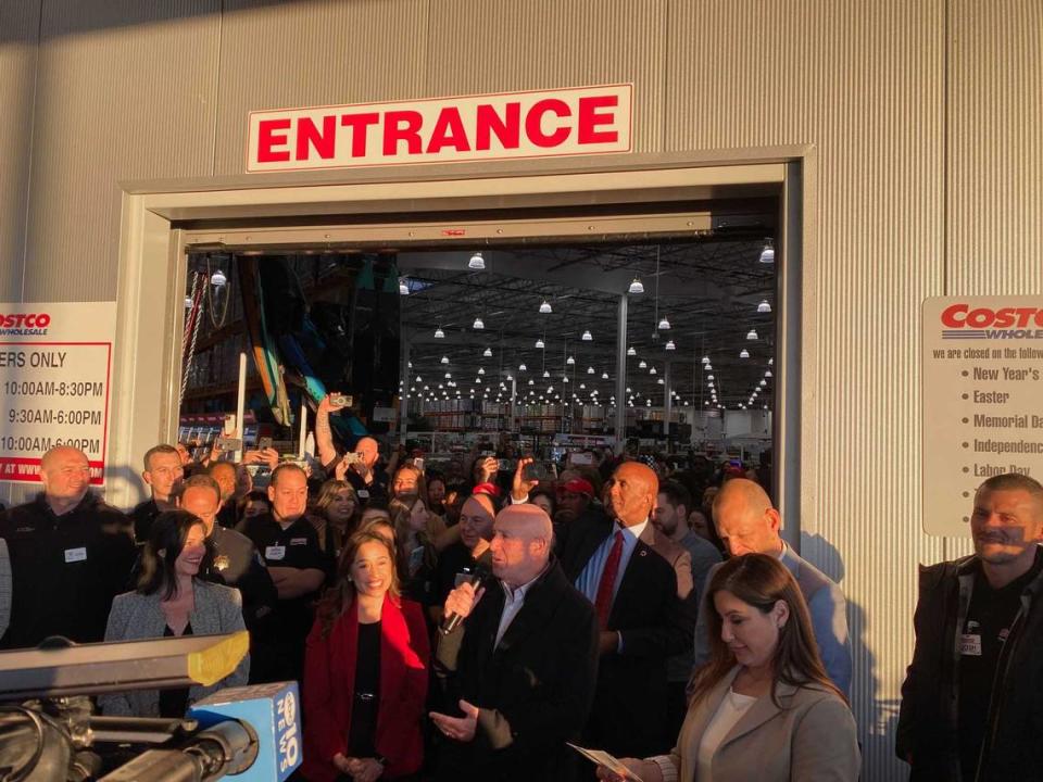 Funcionarios electos, entre ellos el alcalde de Sacramento Darrell Steinberg (al centro), hablando en la inauguración del nuevo Costco del área de Sacramento en North Natomas, el jueves 14 de marzo de 2024. Ishani Desai/idesai@sacbee.com