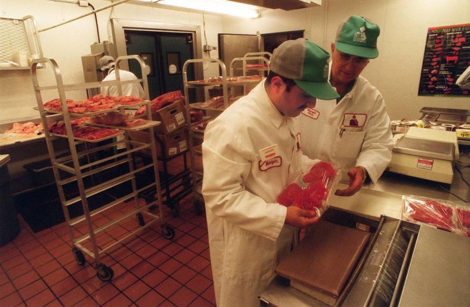 Empleados de la carnicería de un Winn-Dixie. 