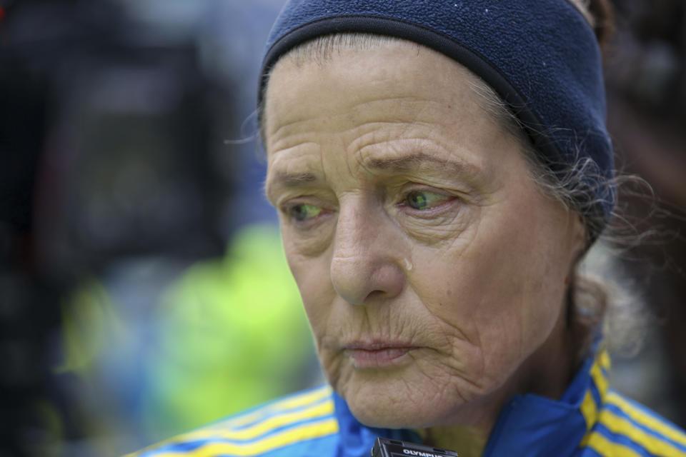 Jennifer Black, de 71 años, habla de su experiencia en el Maratón de Boston 2013 en el décimo aniversario del atentado el sábado 15 de abril del 2023. (AP Foto/Reba Saldanha)