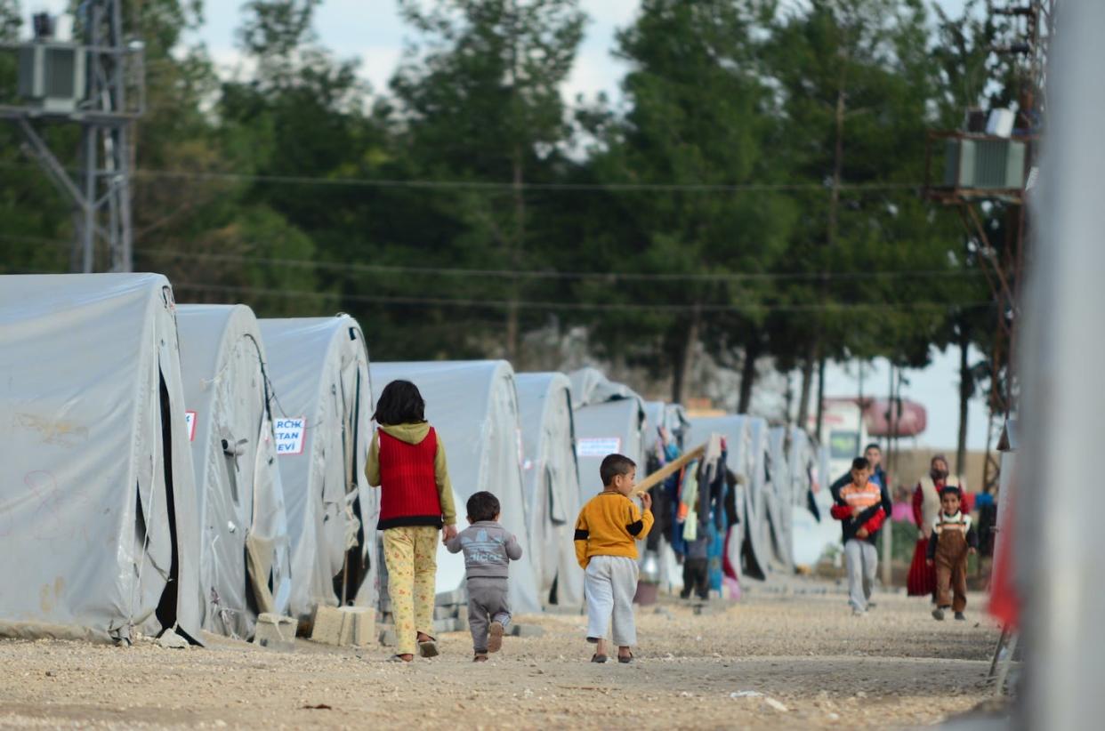 Campo de refugiados en Suruc, Turquía, en 2015. <a href="https://www.shutterstock.com/es/image-photo/syrian-people-refugee-camp-suruc-these-266930288" rel="nofollow noopener" target="_blank" data-ylk="slk:Procyk Radek/Shutterstock;elm:context_link;itc:0;sec:content-canvas" class="link ">Procyk Radek/Shutterstock</a>