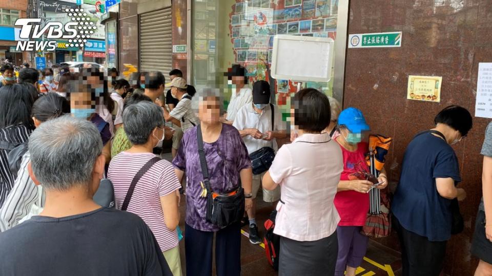 醫師認為人潮擁擠之處戴口罩的比率越來越低，此為示意圖，與本文無關。（圖／TVBS）