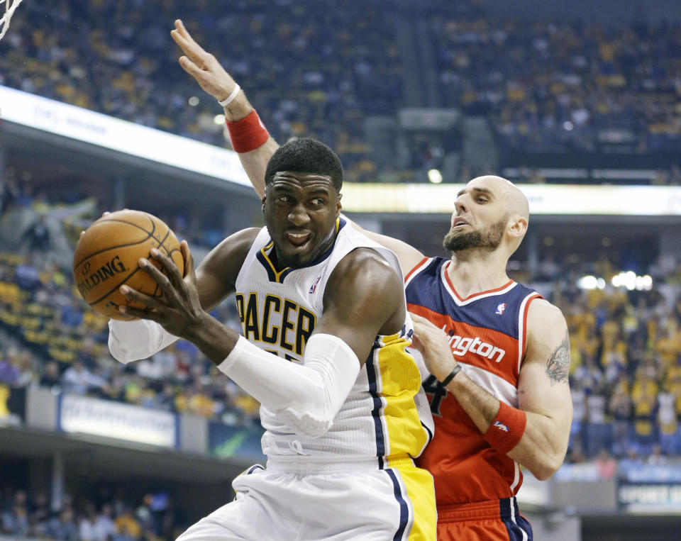 El centro de los Pacers de Indiana, Roy Hibbert, a la izquierda, toma un rebote enfrente del centro de los Wizards de Washington, Marcin Gortat durante la primera mitad del juego del miércoles 7 de mayo de 2014 en Indianapolis. (AP Photo/Darron Cummings)