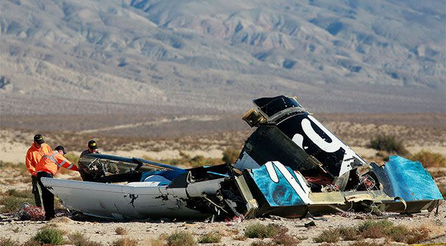 Sheriff's deputies inspect the wreckage of the Virgin Galactic SpaceshipTwo in a desert field November 2, 2014 north of Mojave, California. Photo: Getty Images