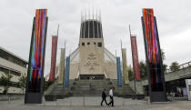 Más que una catedral, este edificio parece una tienda de campaña gigante. Es obra del arquitecto Frederick Gibberd y, además de las críticas que levantó su diseño, poco después de su apertura en 1967 comenzaron a aparecer grietas y goteras en los techos. (Foto: Peter Byrne / PA Images / Getty Images).