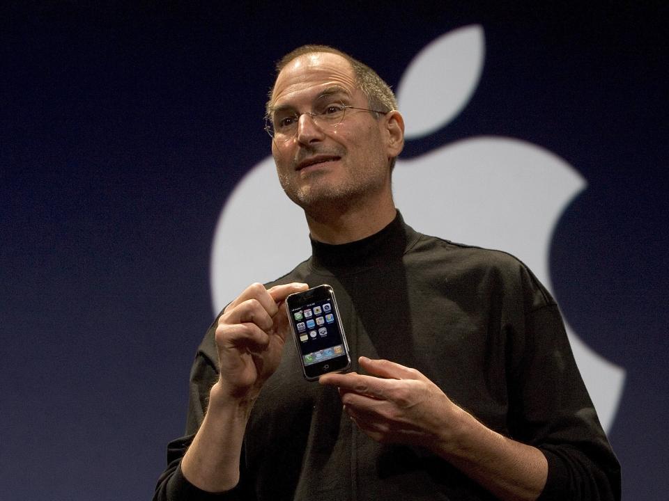 steve jobs holding the first iphone