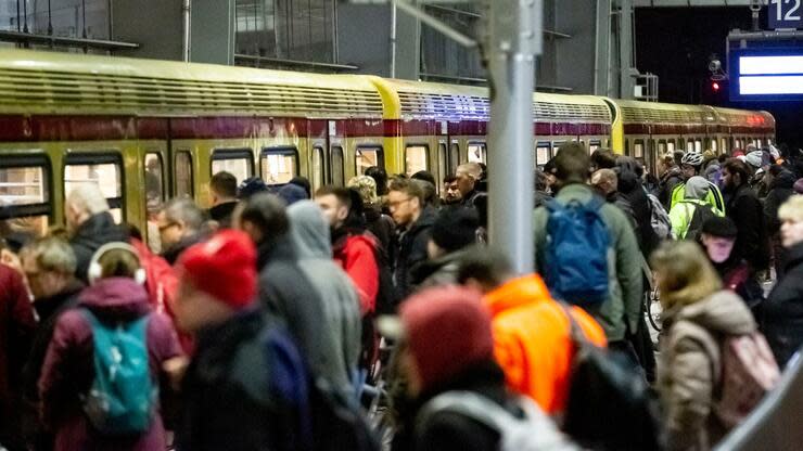 Der Nahverkehr ist in Großstädten bereits jetzt an der Belastungsgrenze. Foto: dpa