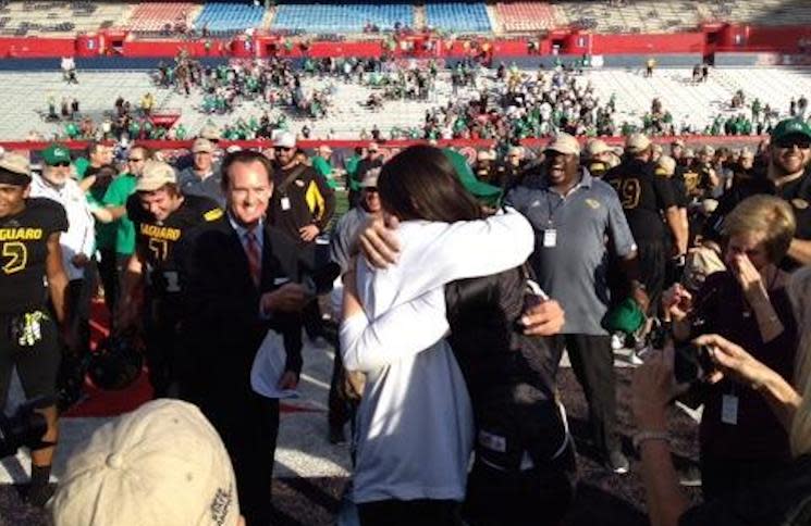 Saguaro football coach Jason Mohns celebrates his state title and wedding proposal with girlfriend Sara Cooper — Twitter