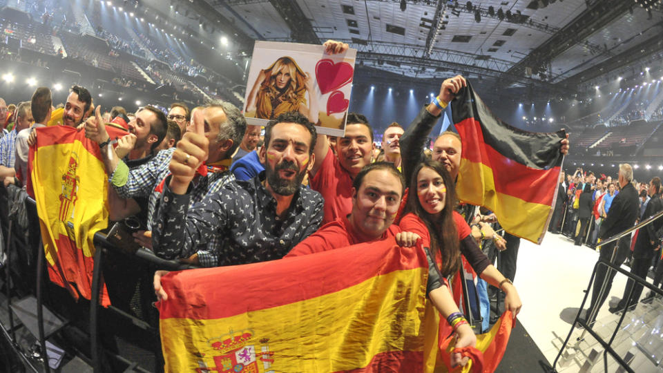 Spanische und deutsche Fans vor dem Finale