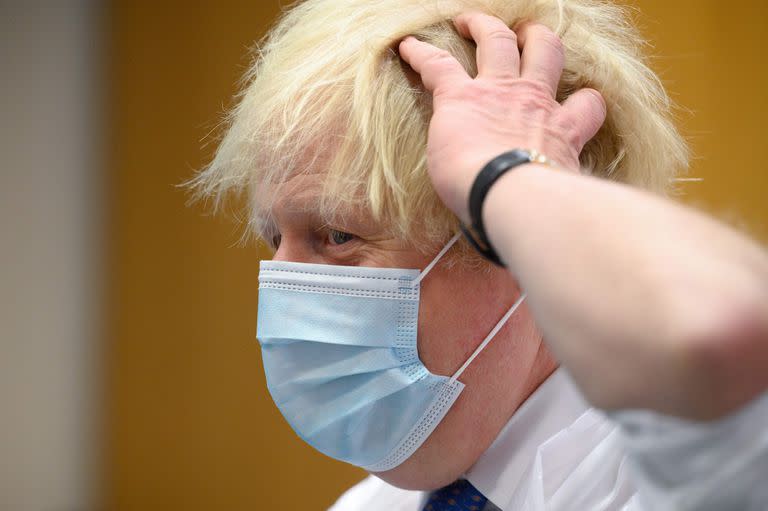 TOPSHOT - Britain&#39;s Prime Minister Boris Johnson gestures during a visit to an NHS Covid-19 vaccination centre near Ramsgate on December 16, 2021. - Britain recorded 78,610 coronavirus cases in laboratories yesterday, the highest daily total since the pandemic hit last year, as the country nervously awaits further evidence of the variant&#39;s severity and impact. (Photo by Leon Neal / various sources / AFP)