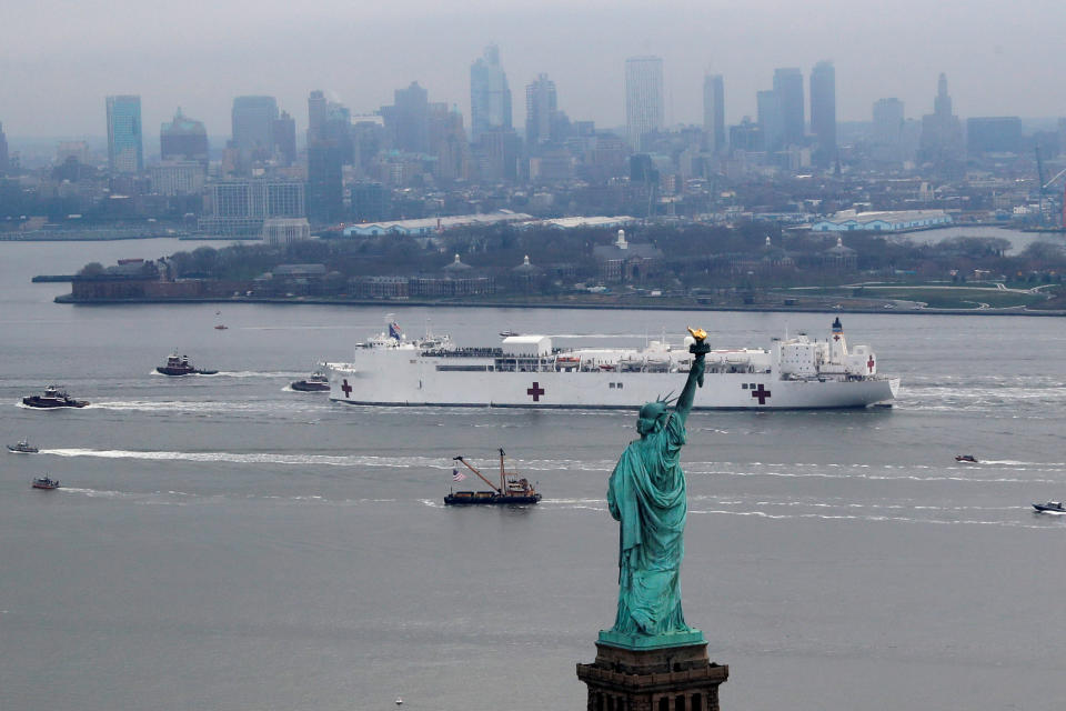 El buque hospital USNS Comfort navega junto a la Estatua de la Libertad en su camino al puerto de Nueva York (Estados Unidos) el 30 de marzo. (Foto: Mike Segar / Reuters).