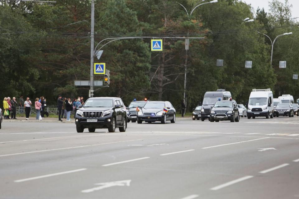 People look at the motorcade of North Korea's leader Kim Jong Un driving to the railway station prior to his departure from Komsomolsk-on-Amur (AP)