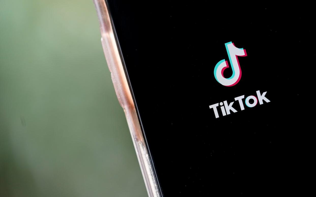 Gibt es schon bald weniger Musik auf TikTok? Wie der Musikkonzern Universal Music erklärte, konnte man sich nicht auf eine Verlängerung der Lizenzen einigen.  (Bild: Illustration by Drew Angerer/Getty Images)