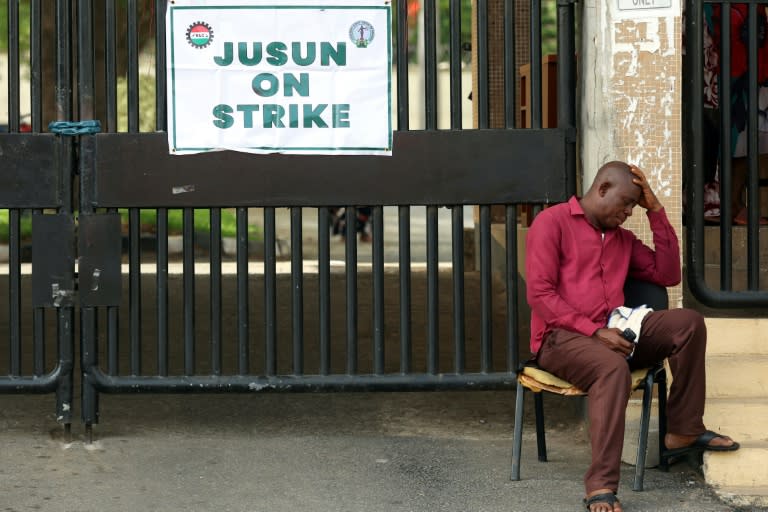 Affiche du Congrès du travail du Nigeria (NLC), syndicat ayant appelé à une grève illimitée, sur la grille de la Haute cour fédérale du Nigeria à Abuja, le 3 juin 2024 (Kola Sulaimon)