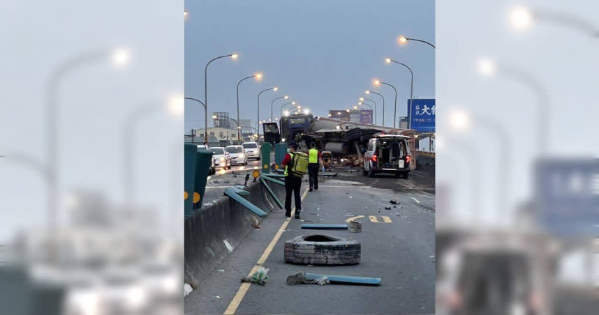 高屏大橋驚見砂石車翻覆，泥沙洩漏一地，車道緊急封閉。（圖／翻攝畫面）