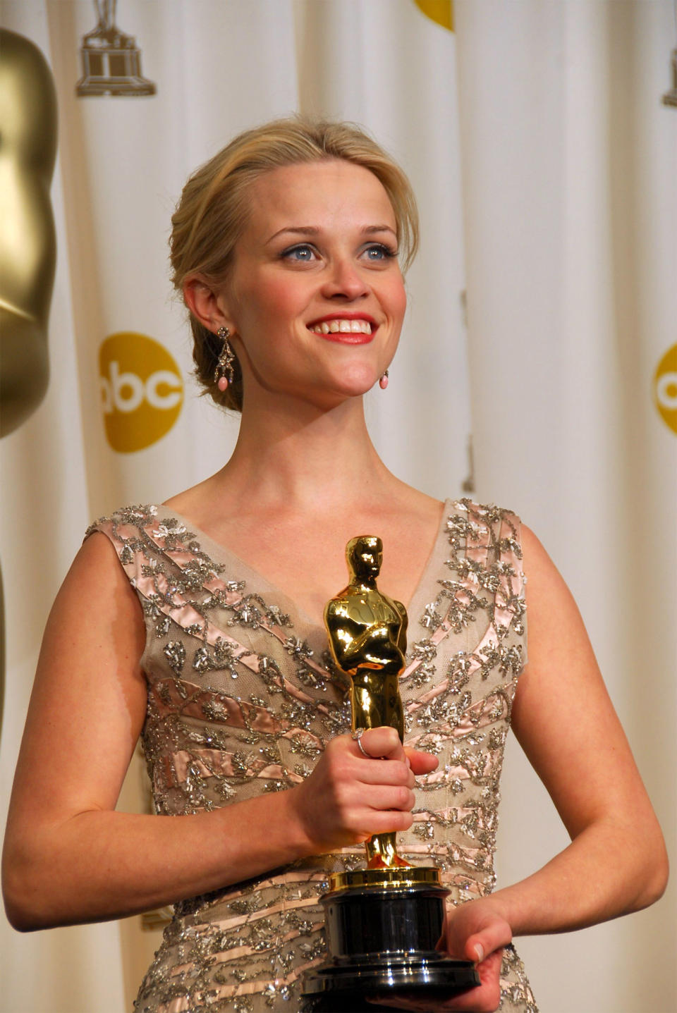 <p>Wenn man nach den Ärmeln geht, dann heißt es: ganz oder gar nicht. 34 Prozent der Schauspielerinnen, die sich über einen Oscar freuen durften, trugen ein ärmelloses Kleid, 27 Prozent hatten ein Kleid mit langen Ärmeln an. Reese Witherspoon entschied sich 2006 für ersteres. (Bild: Rex Features) </p>