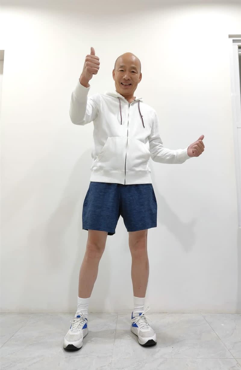 韓國瑜接受「勇腳挑戰」，PO出短褲照挺侯友宜。（圖／翻攝自韓國瑜 臉書）