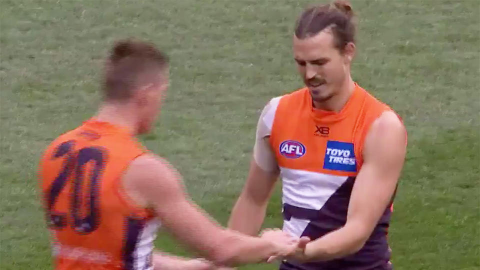 Phil Davis dislocated his finger but nonchalantly allowed his teammate to pop it back into place. (Image: @AFL)