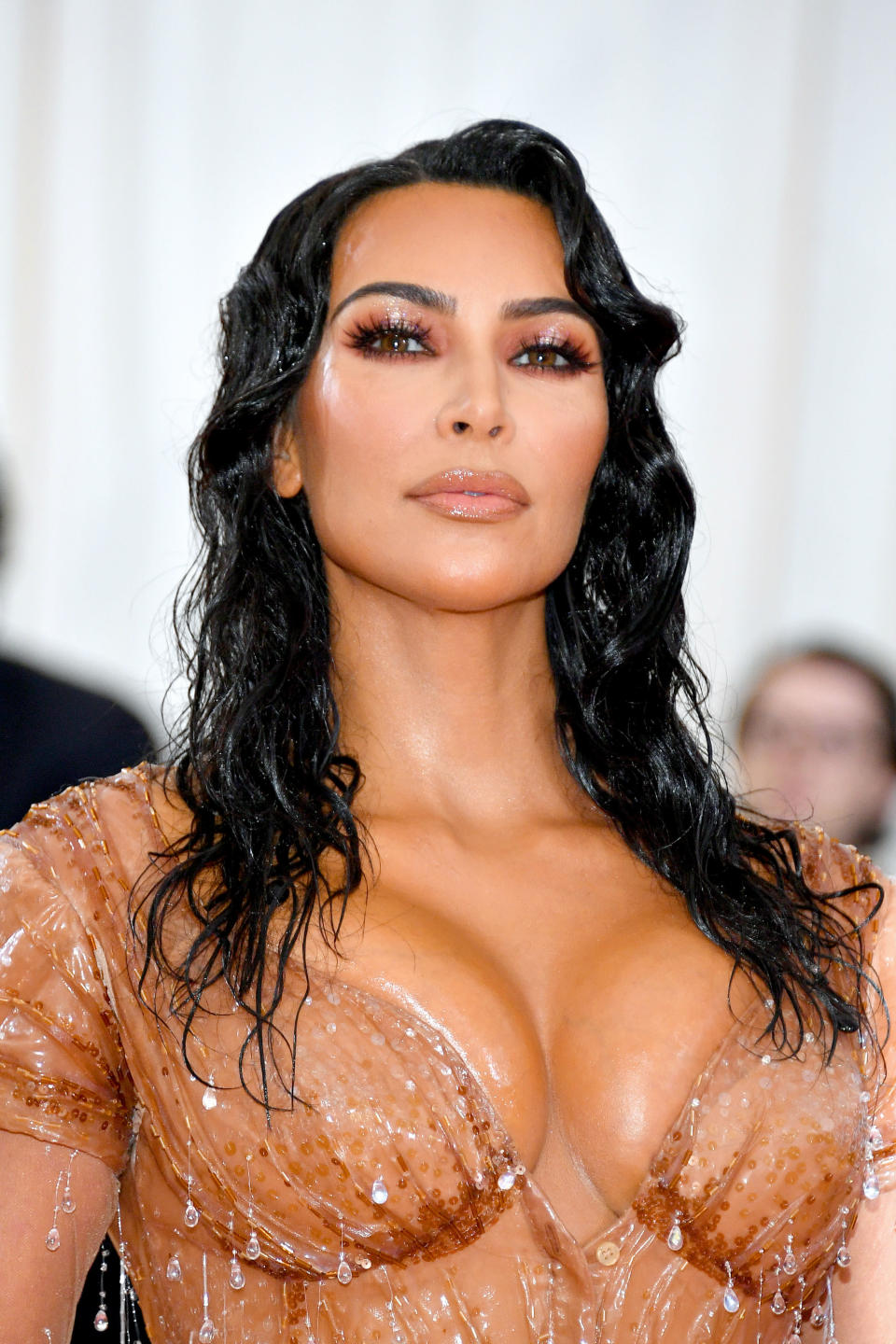 <p>Kim Kardashian dejó claro que el ‘wet look’ sigue siendo tendencia en cuanto a peinados se refiere. ¿Aún no lo has probado? (Foto: Dia Dipasupil / Getty Images). </p>