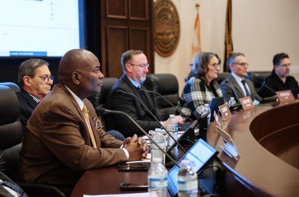 El concejal Jeremiah Williams y otros miembros escuchan los comentarios del público durante la reunión del Concejo Municipal de Modesto en Modesto, California, el martes 6 de diciembre de 2022.