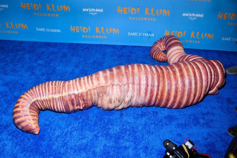 海蒂克隆扮成一條巨大的蠕蟲，為了求逼真，甚至躺在紅毯上受訪。（東方IC）
