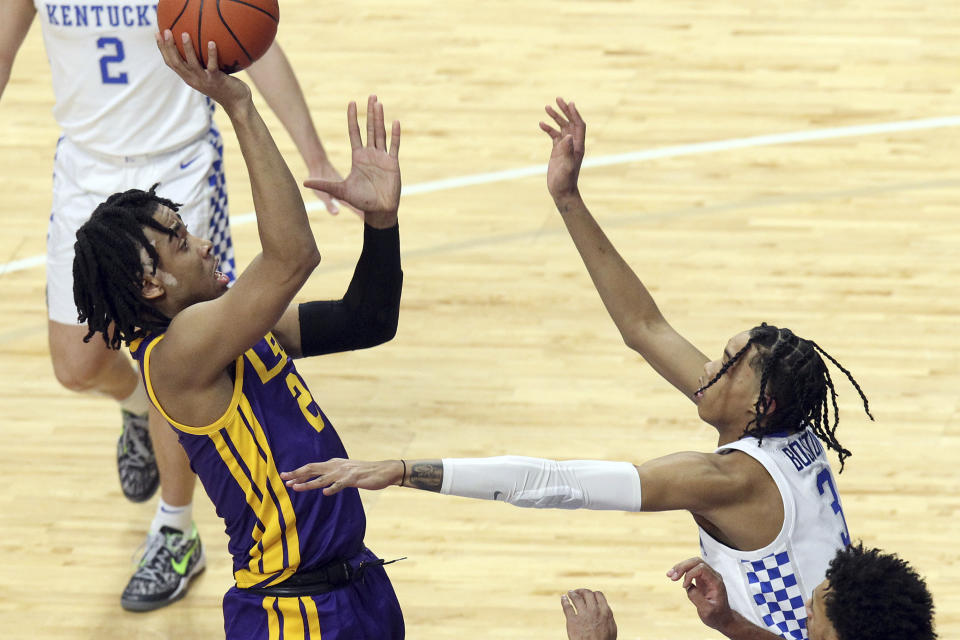 LSU's Trendon Watford, left, shoots as Kentucky's B.J. Boston defends during the first half of an NCAA college basketball game in Lexington, Ky., Saturday, Jan. 23, 2021. (AP Photo/James Crisp)