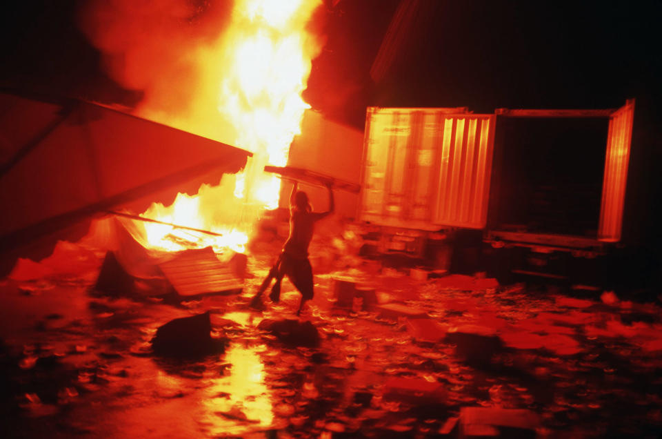 Fans fling anything they can find into the Woodstock '99 fires. (Photo: Andrew Lichtenstein/Sygma via Getty Images)