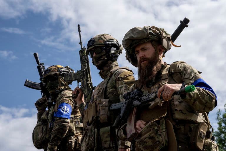 En esta imagen de archivo, combatientes del Cuerpo de Voluntarios Rusos durante una conferencia de prensa cerca de la frontera con Rusia, en la región de Sumy, en Ucrania, el 24 de mayo de 2023.