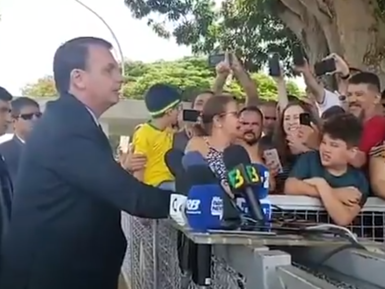 Jair Bolsonaro cheered by fans as he launches a homophobic attack on a reporter outside his palace: UOL Notícias ‏(screengrab)