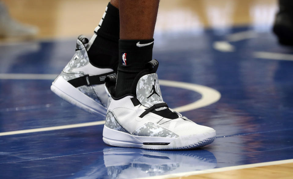  LaMarcus Aldridge (12) de los Spurs de San Antonio usa la marca Air MaxJordan en un partido en 2018. Kim Klement-USA TODAY Sports/Reuters