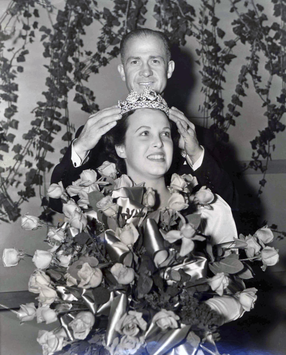 This photo provided by the Pasadena Tournament of Roses shows Margaret Huntley Main being crowned as the Rose Queen for the Pasadena Tournament of Roses in 1940. Margaret Huntley Main, the 1940 Tournament of Roses queen and the oldest living titleholder, died last Friday, Nov. 24, 2023, in Auburn, Calif., the Tournament of Roses said in a statement Tuesday, Nov. 28. She was 102. (Pasadena Tournament of Roses via AP)