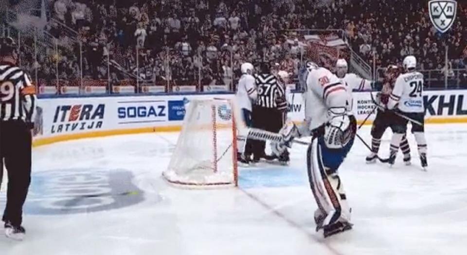 Jakub Stepanek shoots stick at referee (Screengrab via @khl_eng)