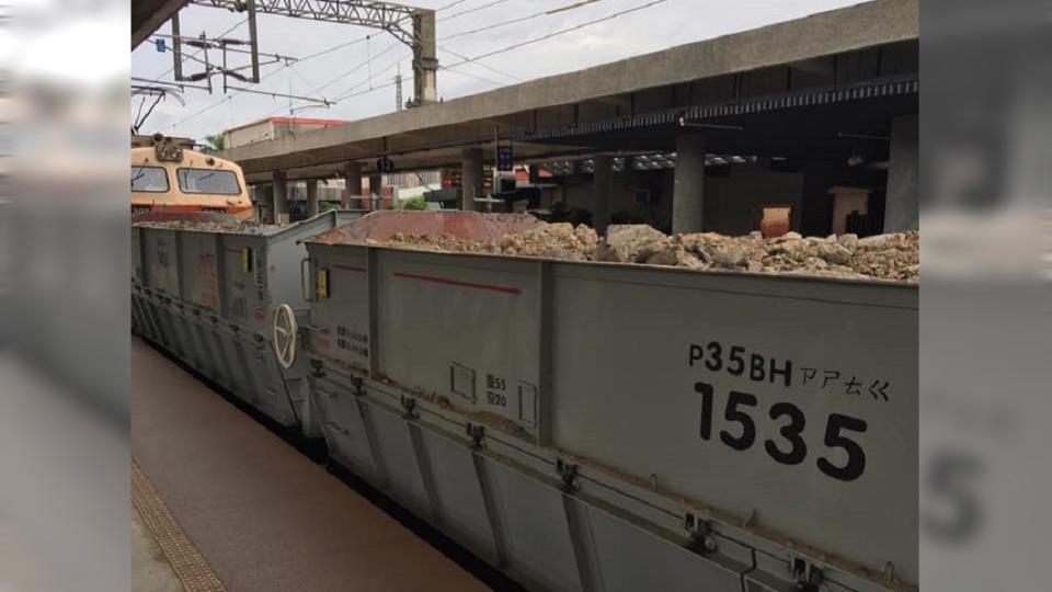 台鐵貨運列車上的「注音文」引熱議。（圖／翻攝自臉書社團「爆系知識家」）