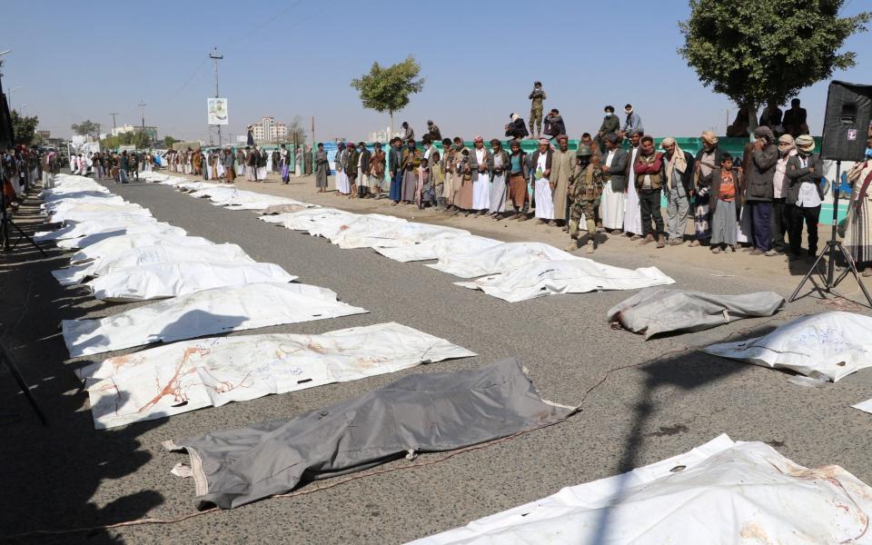 Bodies of victims of air strikes on a detention center lie on a street ahead of their burial in Saada, Yemen January 25, 2022. REUTERS/Naif Rahma - NAIF RAHMA /REUTERS 