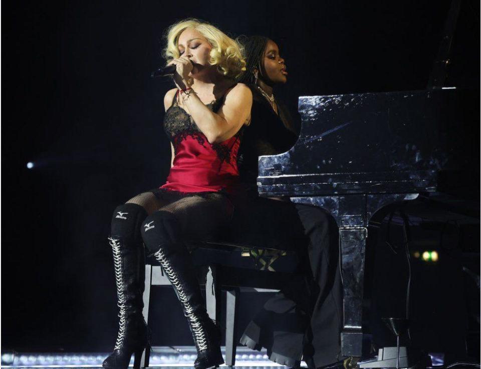 Madonna con su hija Mercy al piano