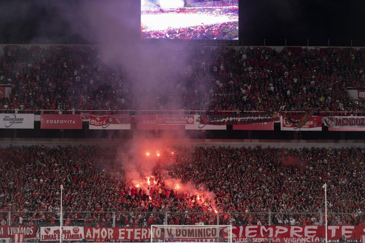 Club Atlético Independiente - CAMINO A LOS 100.000 SOCIOS  www.clubaindependiente.com/es/socios/noticias Independiente superó los 93  mil socios y el número sigue creciendo. Los hinchas del Rojo continúan  demostrando su amor por los colores