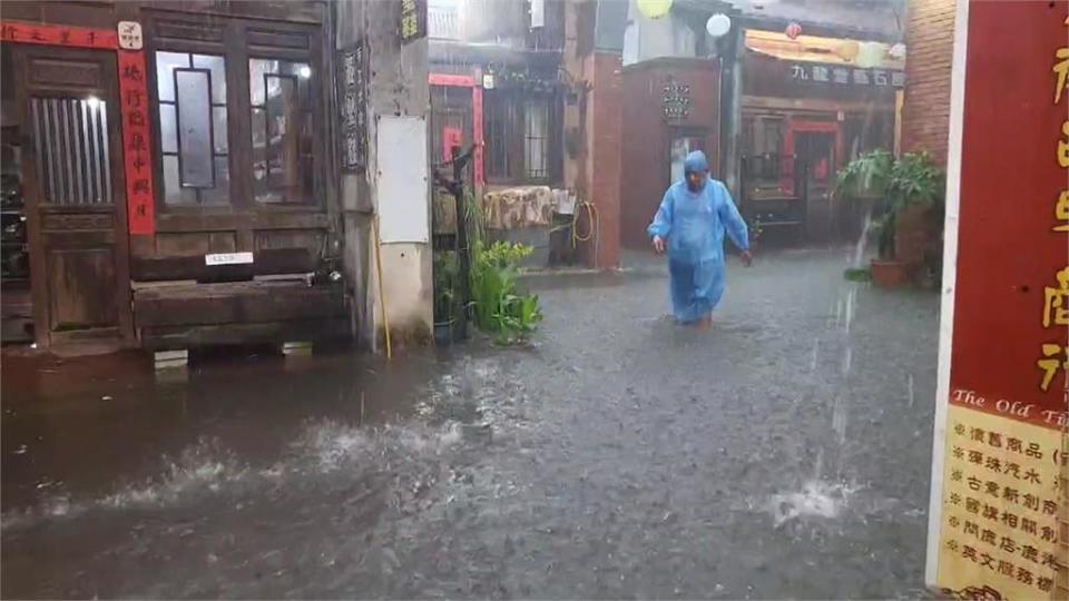 午後雨彈狂炸彰化　員林道路淹水、天后宮廟埕變水池