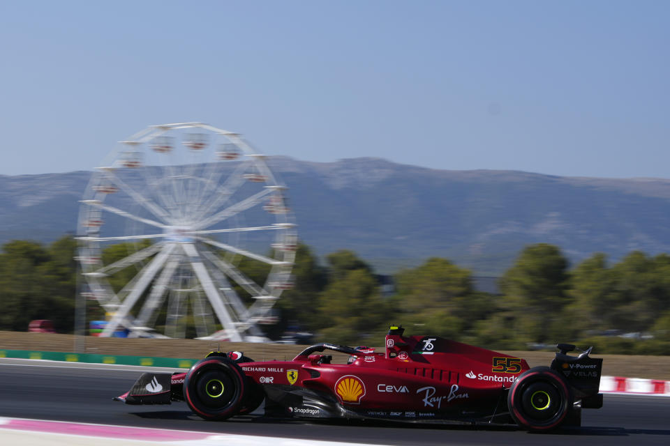 El español Carlos Sainz conduce su Ferrari durante la segunda práctica para el Gran Premio de Francia de la F1 en la pista Paul Ricard en Le Castellet, 22 de julio de 2022. Sainz partirá en el último puesto en la carrera del domingo debido a una sanción por su motor. (AP Foto/Manu Fernandez)