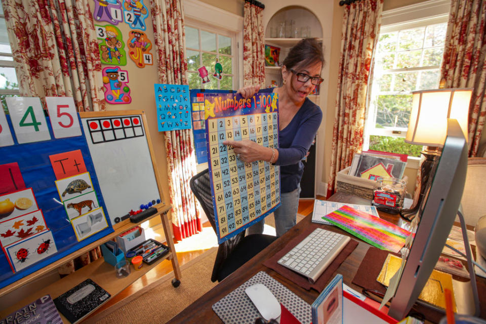 Nov. 12, 2020: Karen Carter teaches 4&5 year olds at Bushnell Way elementary school in Calabasas, California, from her dining-room-turned-kindergarten. (Getty Images)