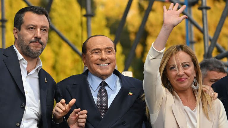El líder de la Lega, Matteo Salvini; el líder de Forza Italia, Silvio Berlusconi, y la líder de Hermanos de Italia, Giorgia Meloni durante un mitin conjunto en la Piazza del Popolo en Roma, antes de las elecciones generales del 25 de septiembre.