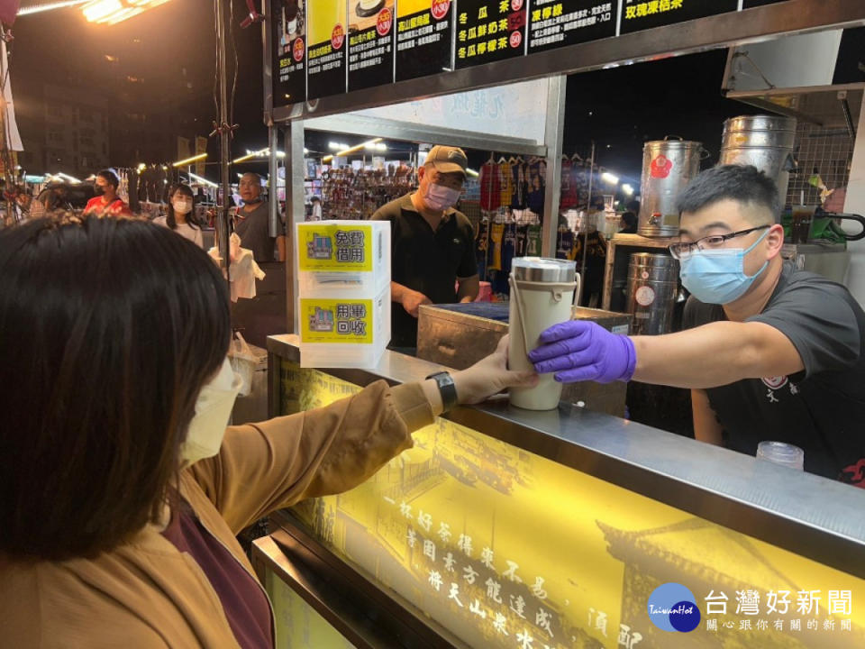 到大慶夜市自備環保杯買飲料或是自備餐盒消費都可以享優惠。（圖/臺中市政府環境保護局）